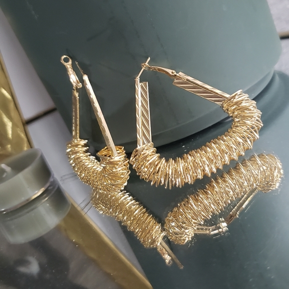 Gold Triangle Hoops 💛 Woven Interlocking Wire - Picture 3 of 5